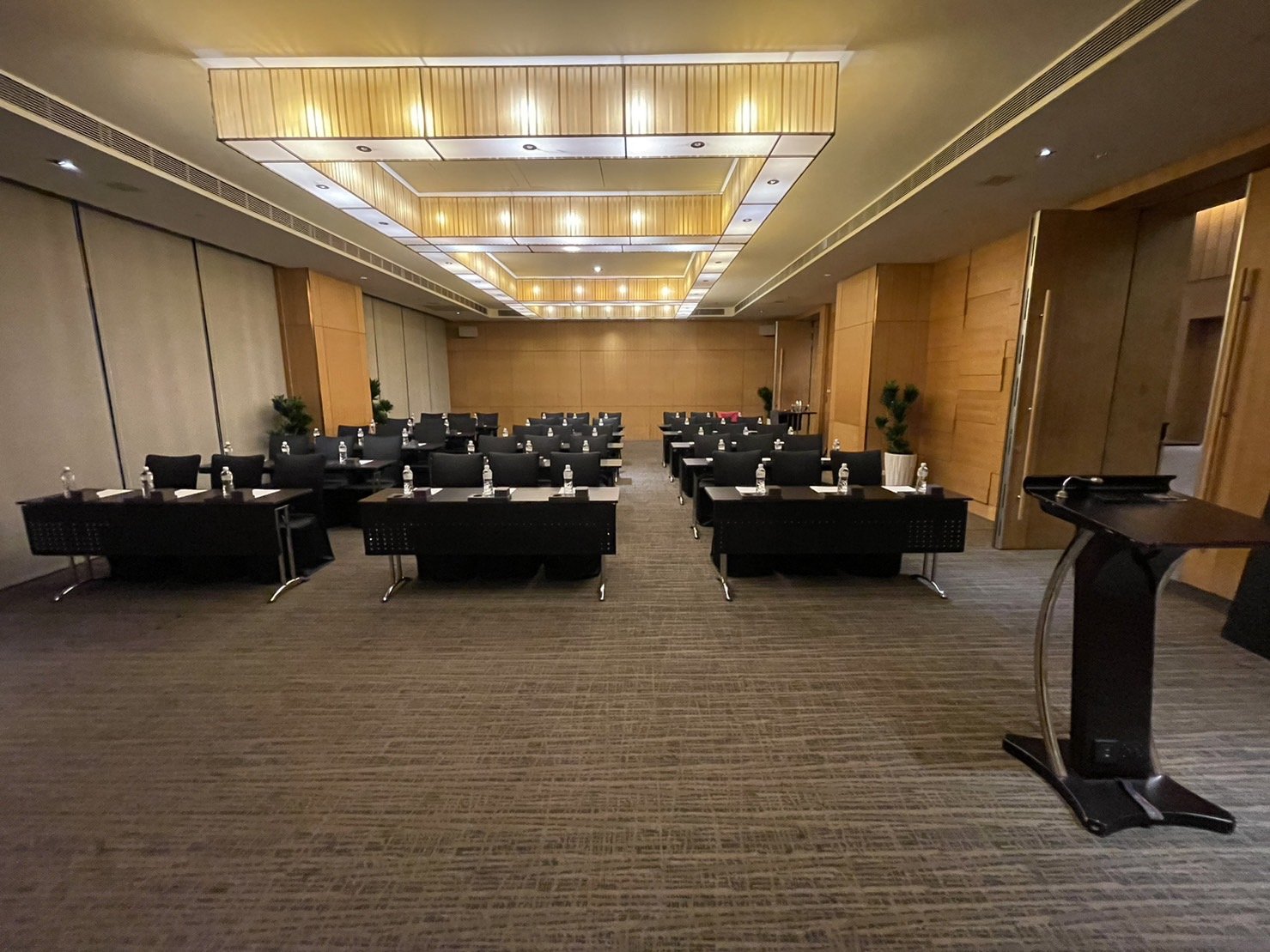 Meeting room VEE05 in classroom setup, seen from behind the lectern