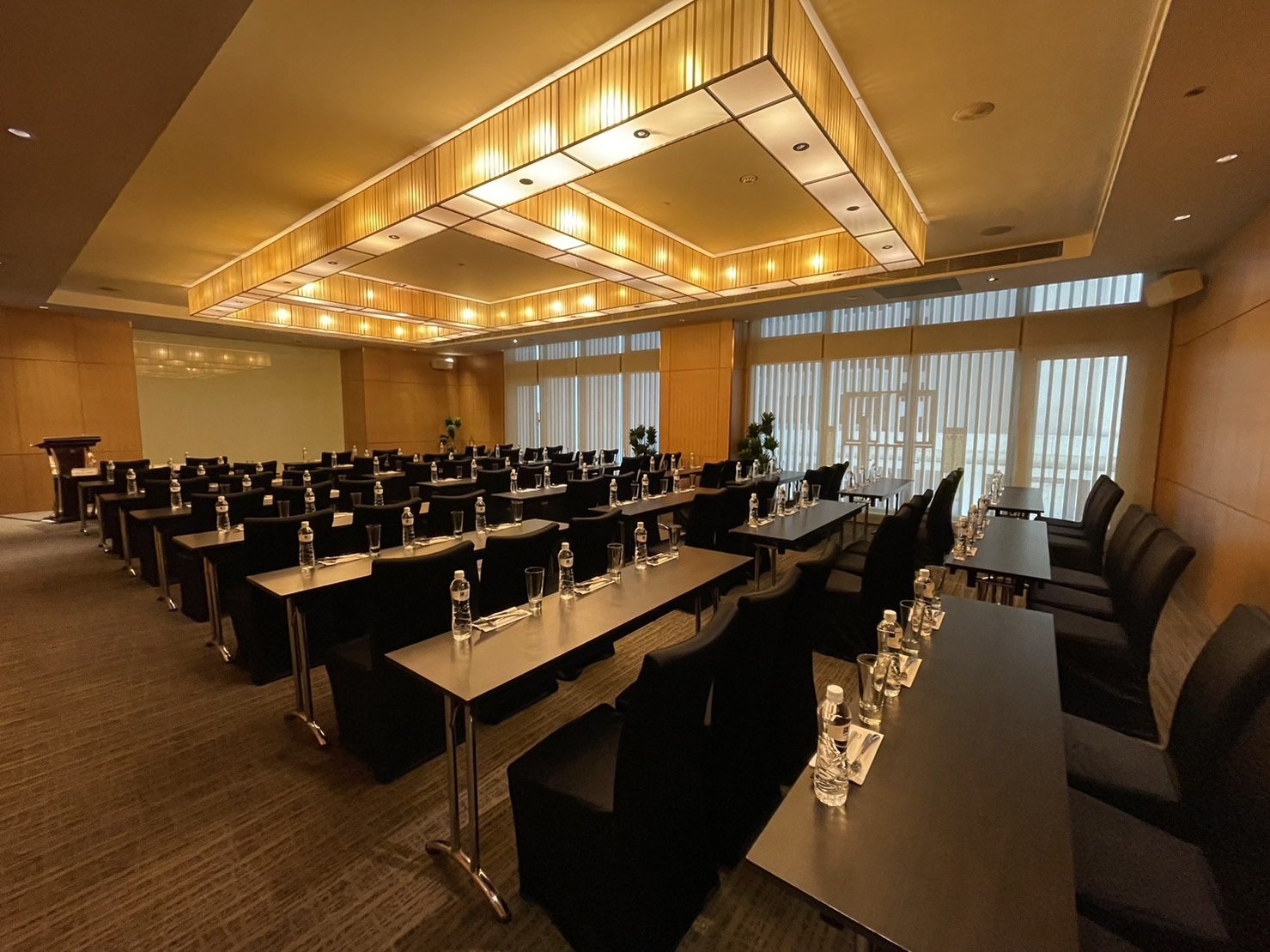 Meeting room VEE05 seen from the side, with rows of tables and windows